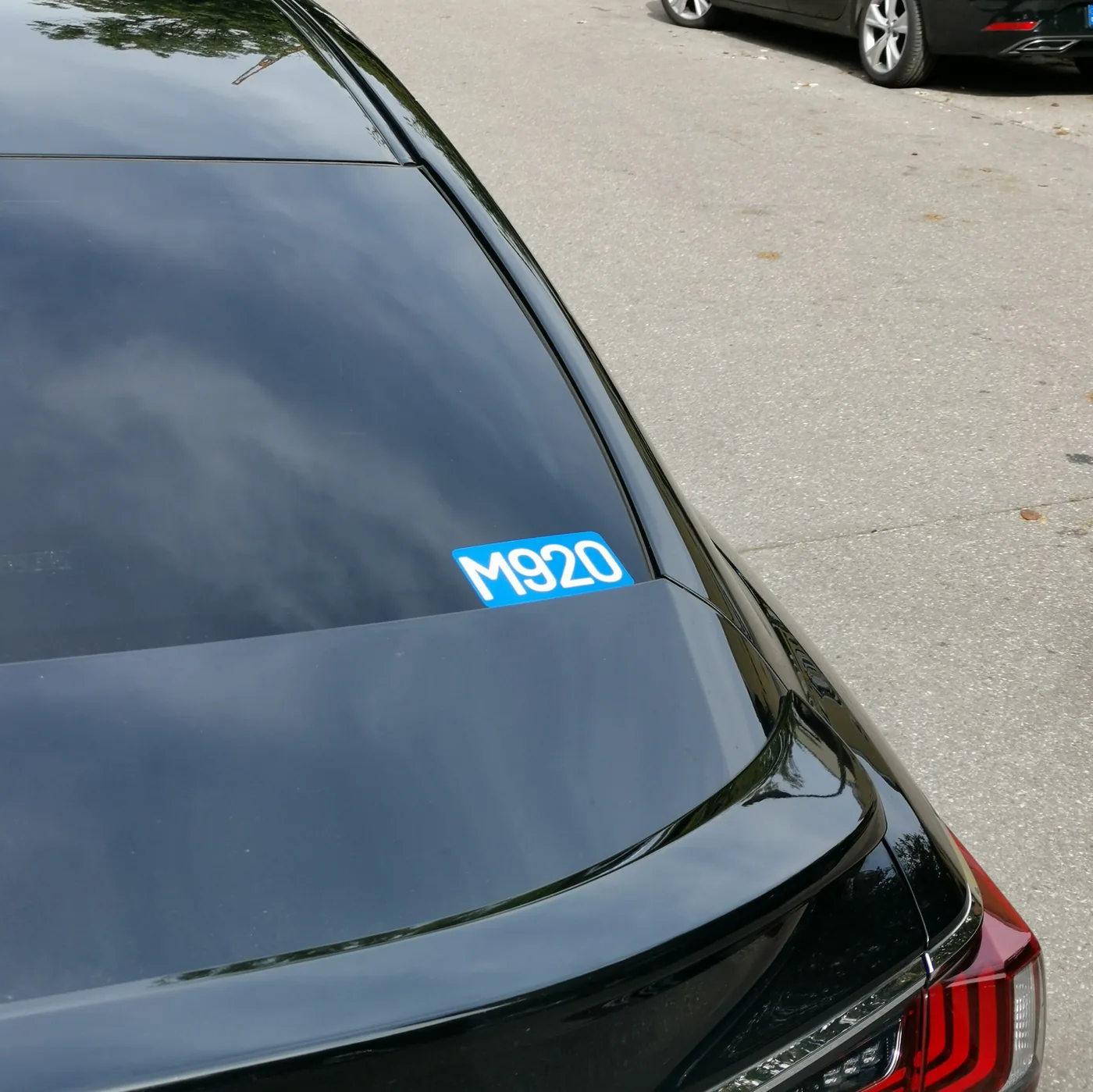 Blaue Mietwagen-Ordnungsnummer an der Heckscheibe